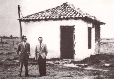 Álvaro Castaño Castillo y Gonzalo Rueda Caro, en las instalaciones del primer transmisor de la HJCK. Tomado de HJCK 50 años.